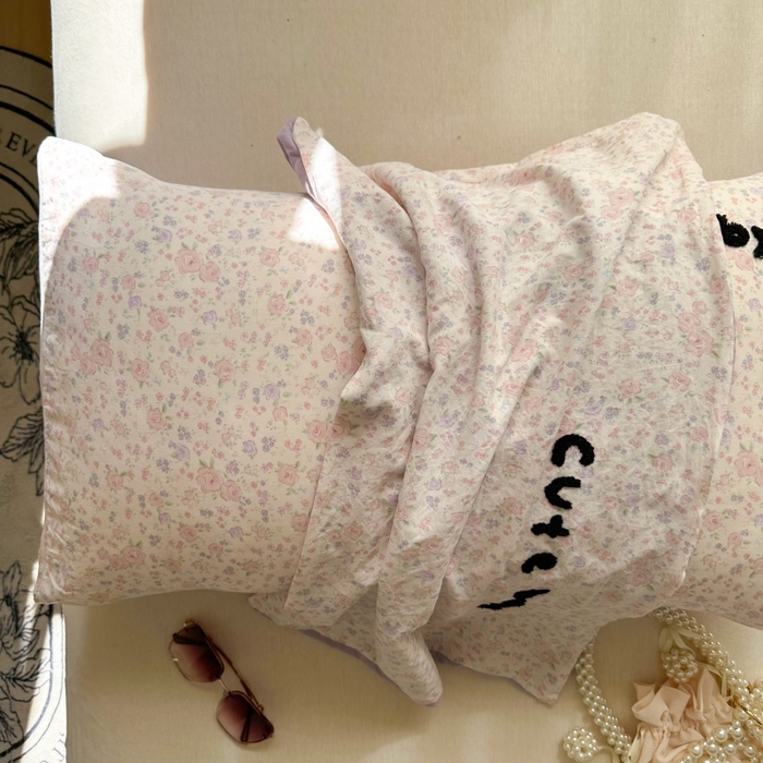 91家纺网 家纺一手货源 找家纺 百寐 2025年学生季宿舍枕套毛巾绣非纯棉枕芯保护防尘套48*74cm 碎花字母