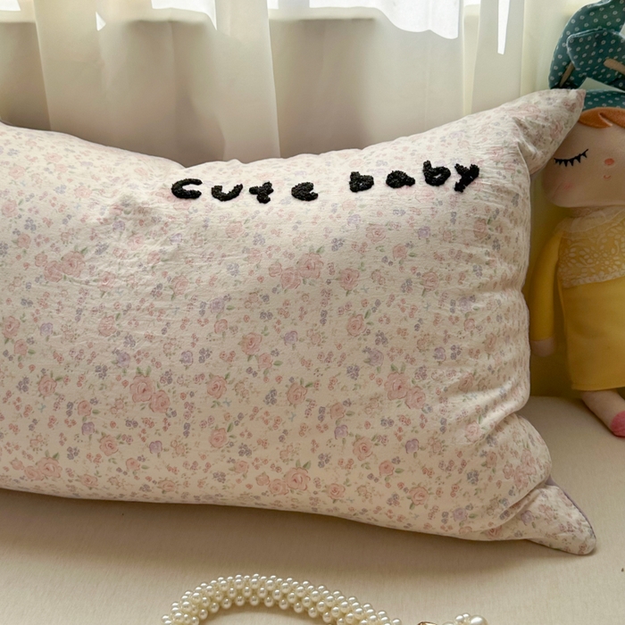 91家纺网 家纺一手货源 找家纺 百寐 2025年学生季宿舍枕套毛巾绣非纯棉枕芯保护防尘套48*74cm 碎花字母