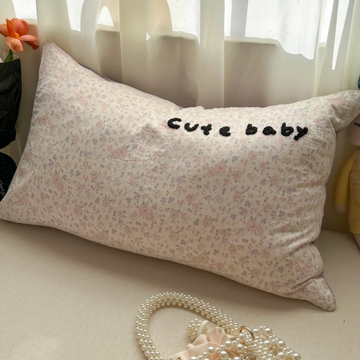 91家纺网 家纺一手货源 找家纺 百寐 2025年学生季宿舍枕套毛巾绣非纯棉枕芯保护防尘套48*74cm 碎花字母