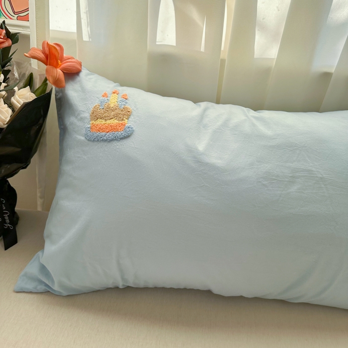 91家纺网 家纺一手货源 找家纺 百寐 2025年学生季宿舍枕套毛巾绣非纯棉枕芯保护防尘套48*74cm 天蓝蛋糕