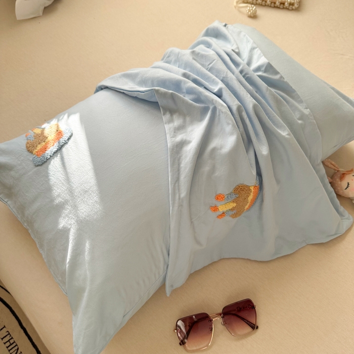 91家纺网 家纺一手货源 找家纺 百寐 2025年学生季宿舍枕套毛巾绣非纯棉枕芯保护防尘套48*74cm 天蓝蛋糕