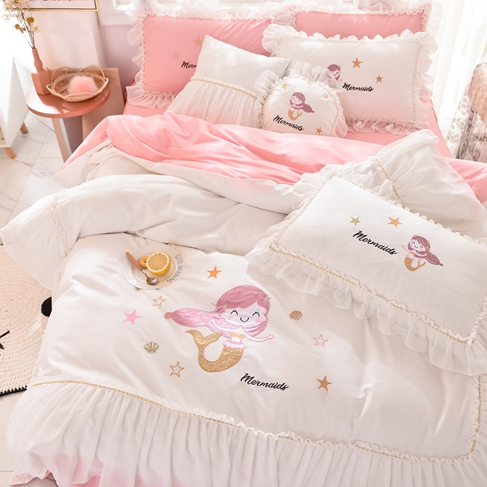 91家纺网 家纺一手货源 找家纺 花香四季家纺 2025新款13376纯棉贴布刺绣雪纺纱四件套-人鱼小姐  人鱼小姐粉白