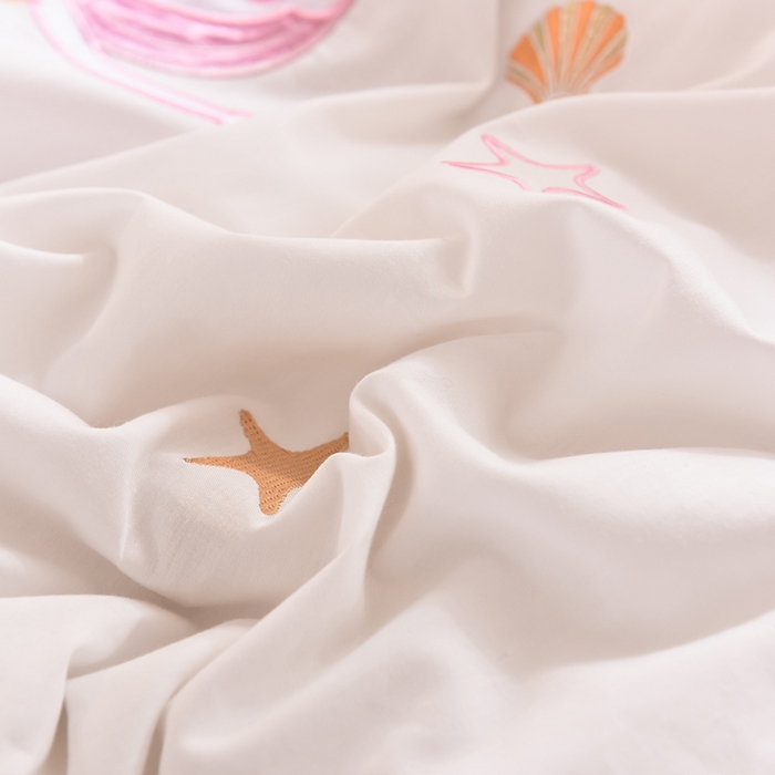 91家纺网 家纺一手货源 找家纺 花香四季家纺 2025新款13376纯棉贴布刺绣雪纺纱四件套-人鱼小姐  人鱼小姐粉白