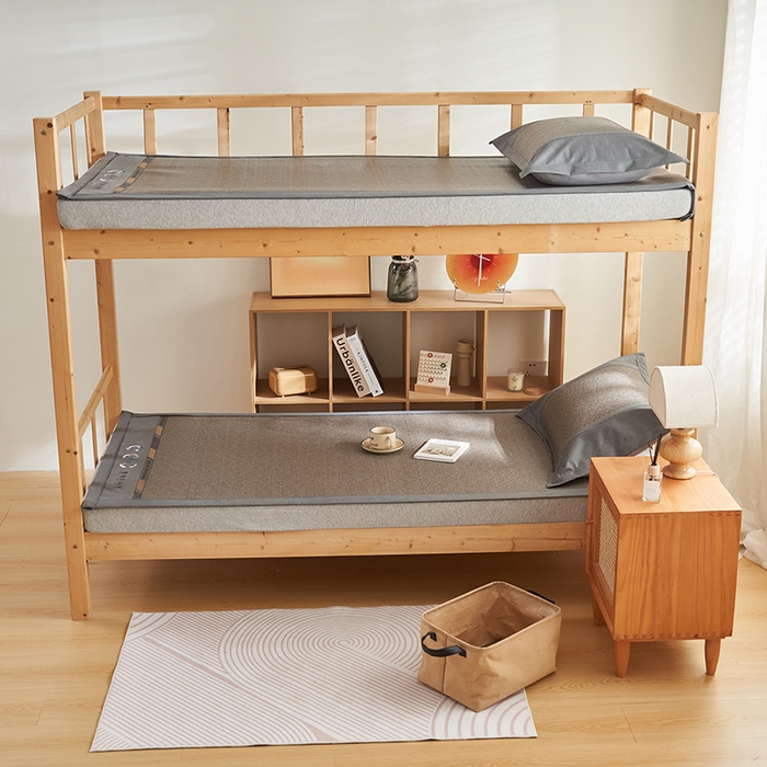 91家纺网 家纺一手货源 找家纺 鑫琪莱家纺 2025新款学生PE凉感藤席 典雅贡藤-灰