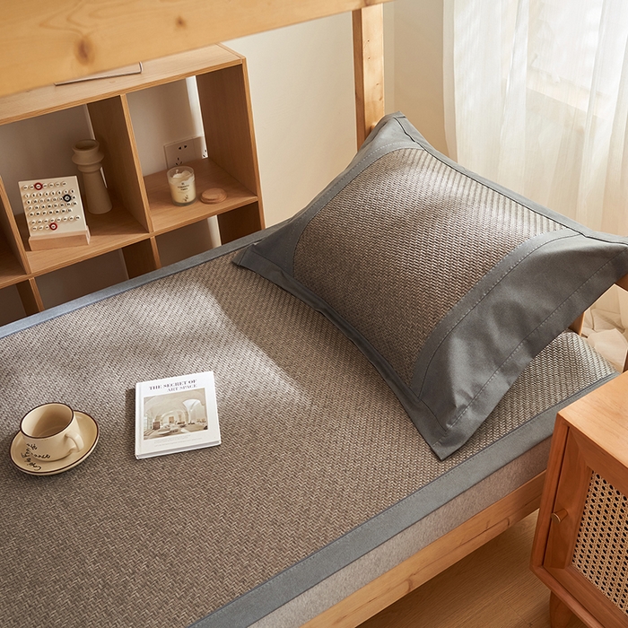 91家纺网 家纺一手货源 找家纺 鑫琪莱家纺 2025新款学生PE凉感藤席 典雅贡藤-灰