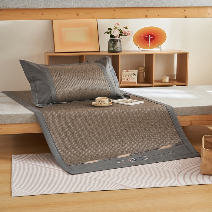 91家纺网 家纺一手货源 找家纺 鑫琪莱家纺 2025新款学生PE凉感藤席 典雅贡藤-灰