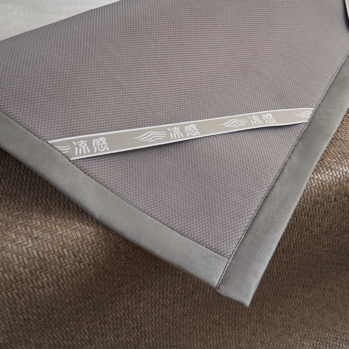 91家纺网 家纺一手货源 找家纺 鑫琪莱家纺 2025新款学生PE凉感藤席 典雅贡藤-灰