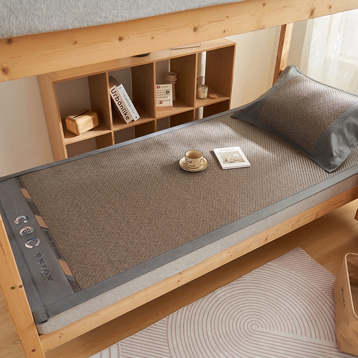 91家纺网 家纺一手货源 找家纺 鑫琪莱家纺 2025新款学生PE凉感藤席 典雅贡藤-灰