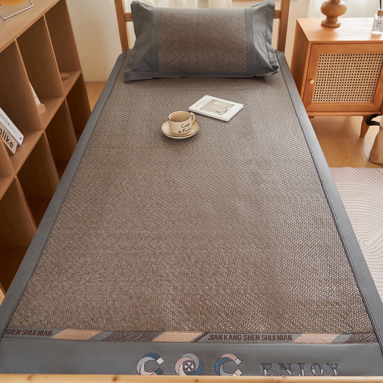 91家纺网 家纺一手货源 找家纺 鑫琪莱家纺 2025新款学生PE凉感藤席 典雅贡藤-灰