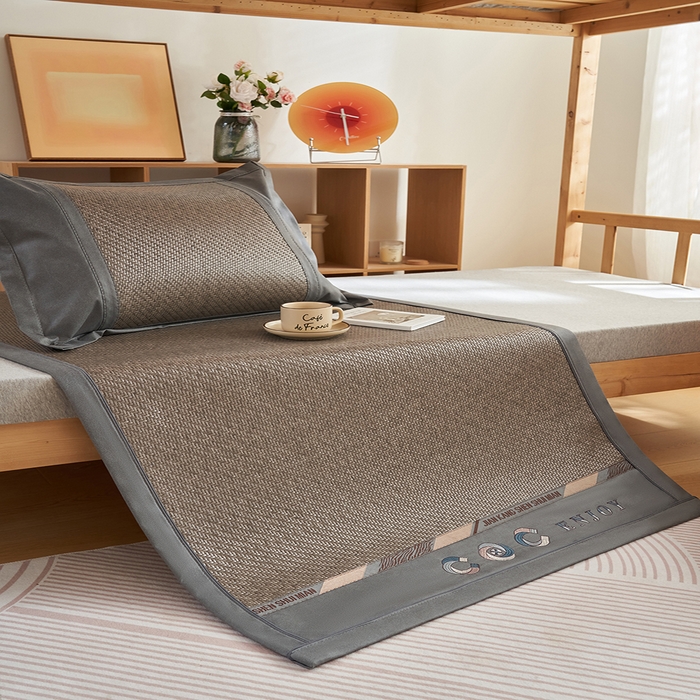 91家纺网 家纺一手货源 找家纺 鑫琪莱家纺 2025新款学生PE凉感藤席 典雅贡藤-灰