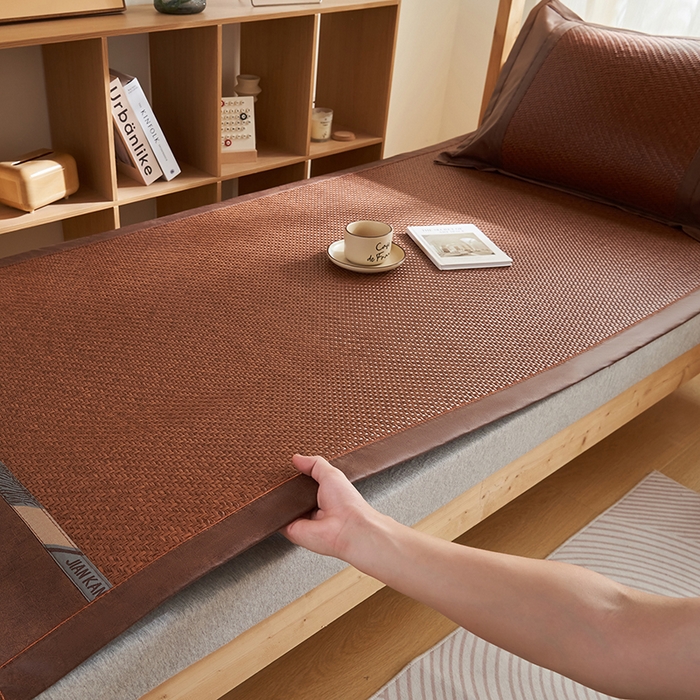 91家纺网 家纺一手货源 找家纺 鑫琪莱家纺 2025新款学生PE凉感藤席 典雅贡藤-咖