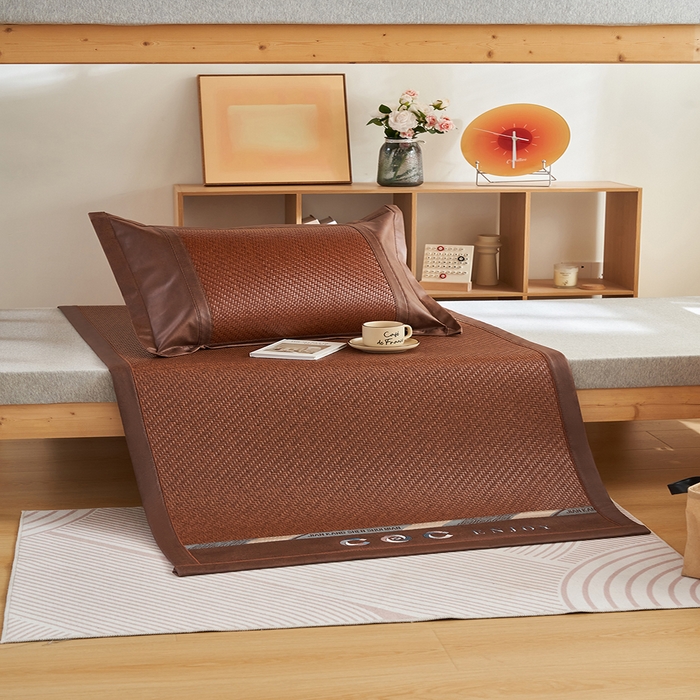 91家纺网 家纺一手货源 找家纺 鑫琪莱家纺 2025新款学生PE凉感藤席 典雅贡藤-咖