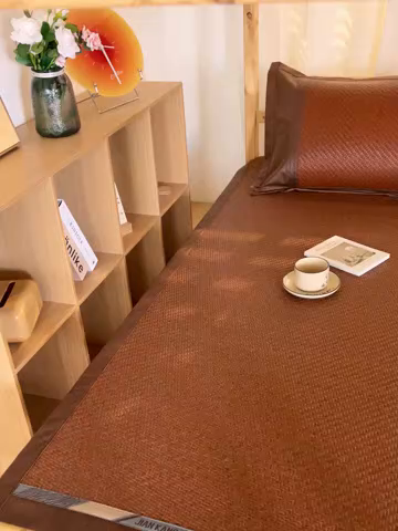 91家纺网 家纺一手货源 找家纺 鑫琪莱家纺 2025新款学生PE凉感藤席 典雅贡藤-咖