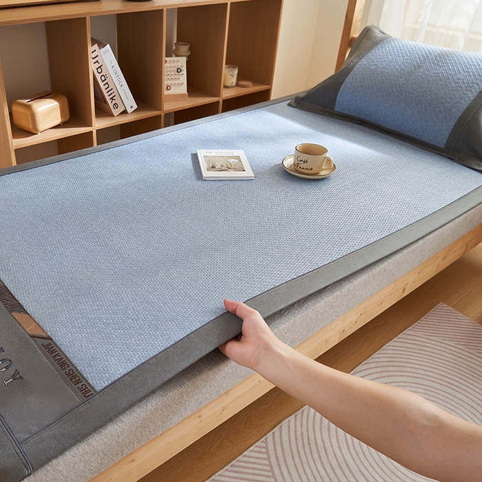 91家纺网 家纺一手货源 找家纺 鑫琪莱家纺 2025新款学生PE凉感藤席 典雅贡藤-蓝