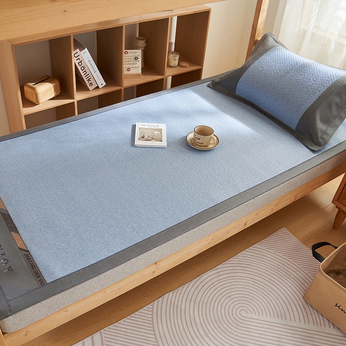 91家纺网 家纺一手货源 找家纺 鑫琪莱家纺 2025新款学生PE凉感藤席 典雅贡藤-蓝