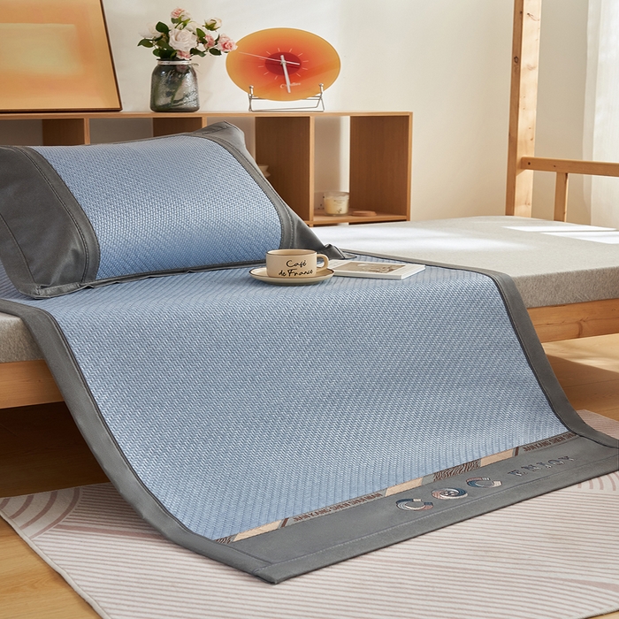 91家纺网 家纺一手货源 找家纺 鑫琪莱家纺 2025新款学生PE凉感藤席 典雅贡藤-蓝