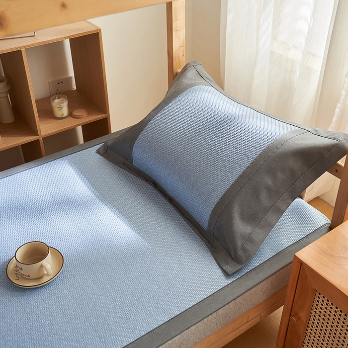 91家纺网 家纺一手货源 找家纺 鑫琪莱家纺 2025新款学生PE凉感藤席 典雅贡藤-蓝