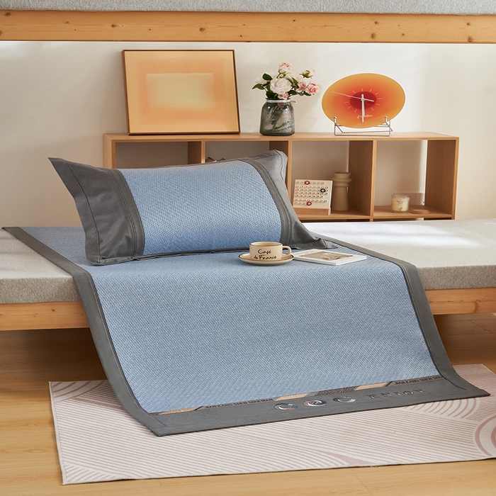 91家纺网 家纺一手货源 找家纺 鑫琪莱家纺 2025新款学生PE凉感藤席 典雅贡藤-蓝