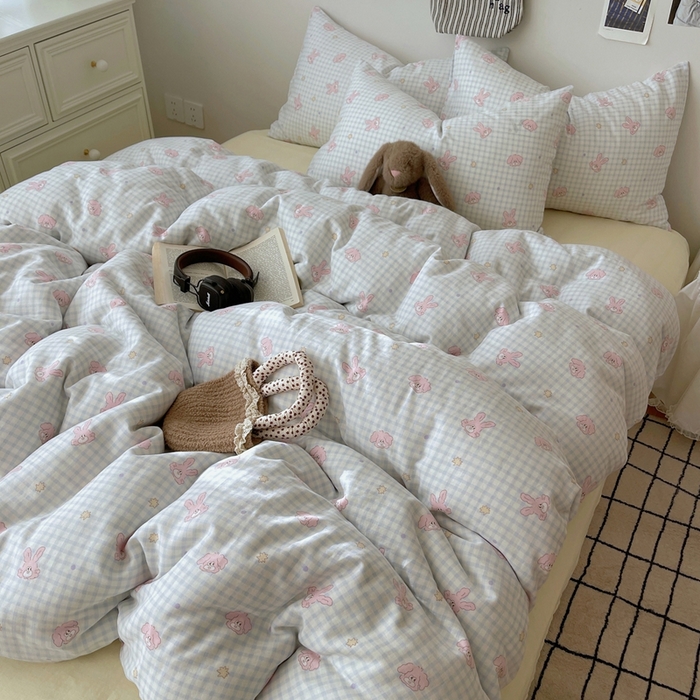 91家纺网 家纺一手货源 找家纺 六巷胡同 2025新款INS卡通A类全棉纯棉双层纱四件套学生季三件套 双层纱-蓝格波点兔