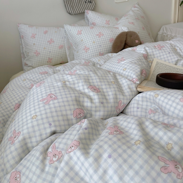 91家纺网 家纺一手货源 找家纺 六巷胡同 2025新款INS卡通A类全棉纯棉双层纱四件套学生季三件套 双层纱-蓝格波点兔