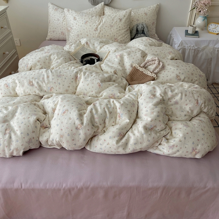 91家纺网 家纺一手货源 找家纺 六巷胡同 2025新款INS卡通A类全棉纯棉双层纱四件套学生季三件套 双层纱-野花彩蝶喵