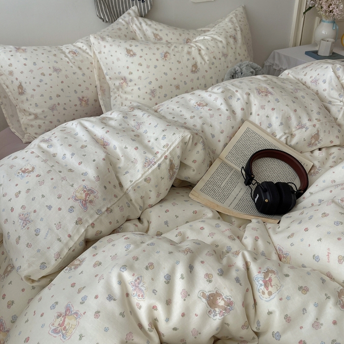 91家纺网 家纺一手货源 找家纺 六巷胡同 2025新款INS卡通A类全棉纯棉双层纱四件套学生季三件套 双层纱-野花彩蝶喵