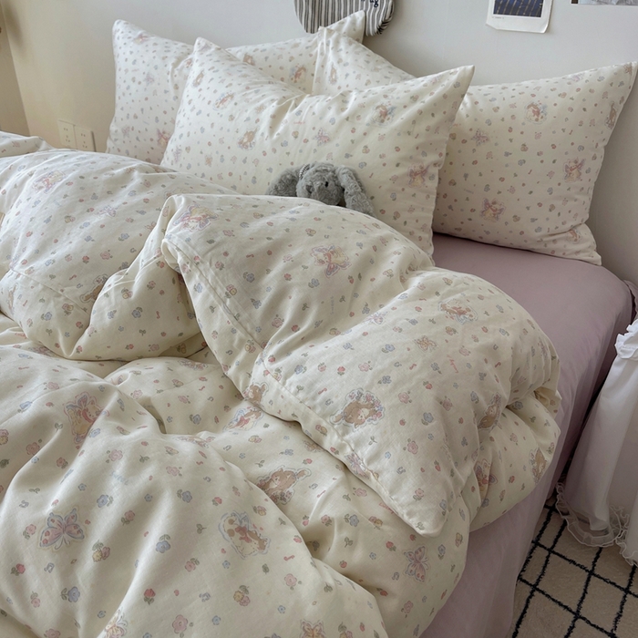 91家纺网 家纺一手货源 找家纺 六巷胡同 2025新款INS卡通A类全棉纯棉双层纱四件套学生季三件套 双层纱-野花彩蝶喵