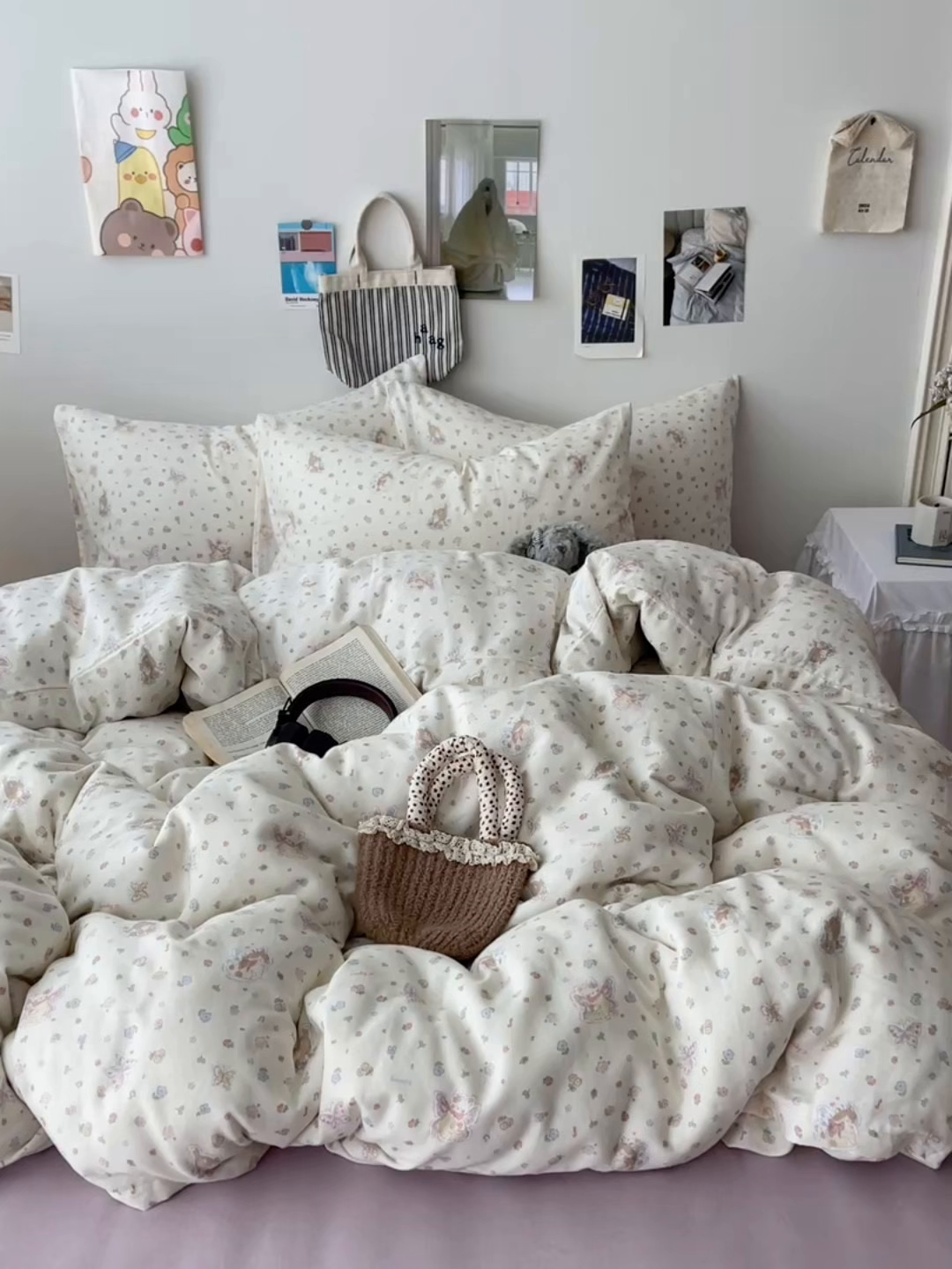 91家纺网 家纺一手货源 找家纺 六巷胡同 2025新款INS卡通A类全棉纯棉双层纱四件套学生季三件套 双层纱-野花彩蝶喵