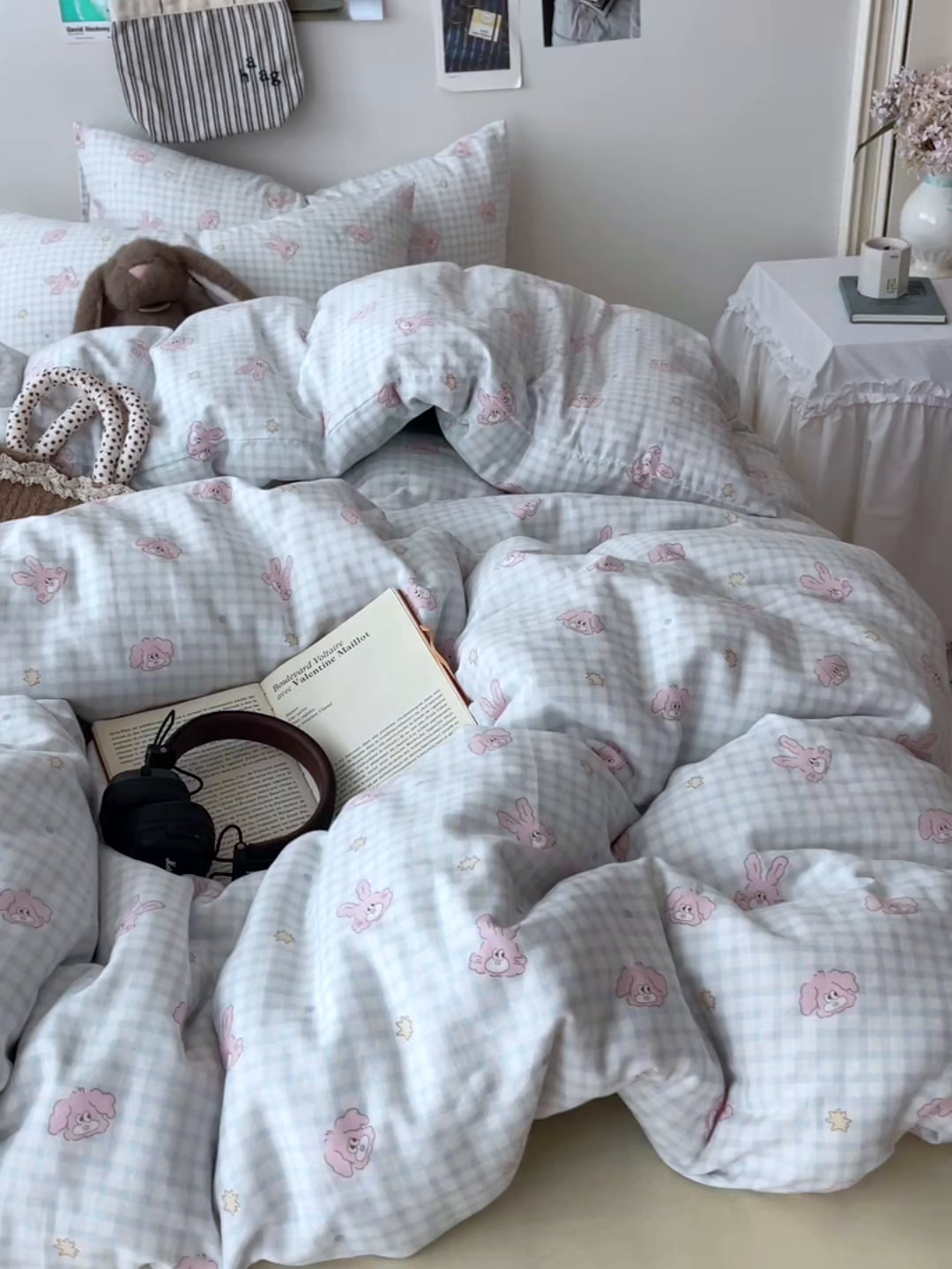 91家纺网 家纺一手货源 找家纺 六巷胡同 2025新款INS卡通A类全棉纯棉双层纱四件套学生季三件套 双层纱-蓝格波点兔