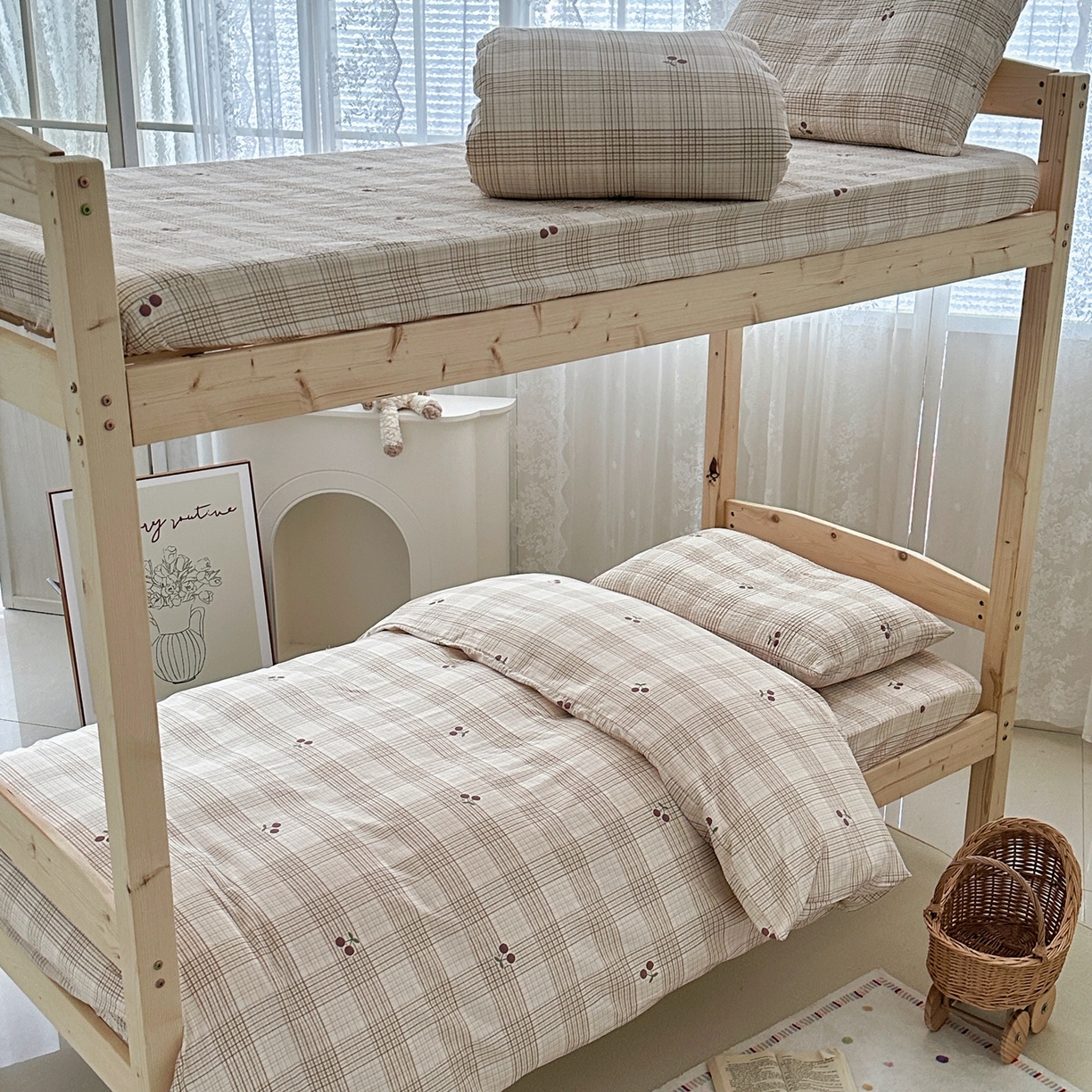 91家纺网 家纺一手货源 找家纺 佰织鑫家居 2025新款独家原创-学生季纯棉夹棉床笠三件套 格子樱桃