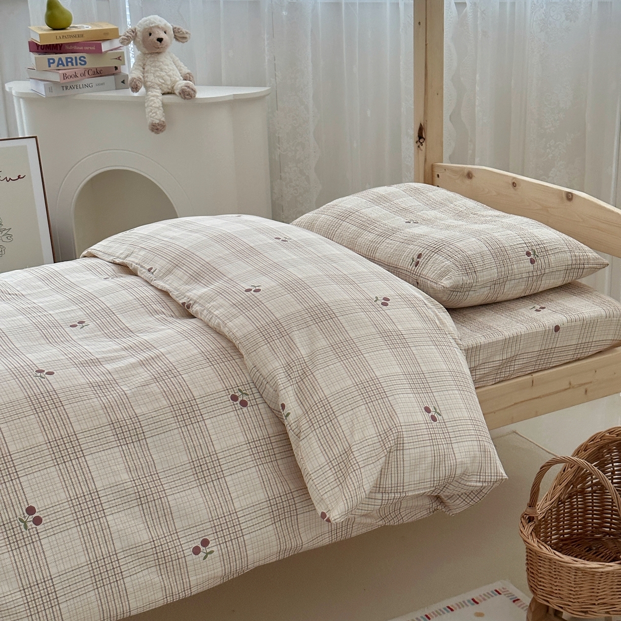 91家纺网 家纺一手货源 找家纺 佰织鑫家居 2025新款独家原创-学生季纯棉夹棉床笠三件套 格子樱桃