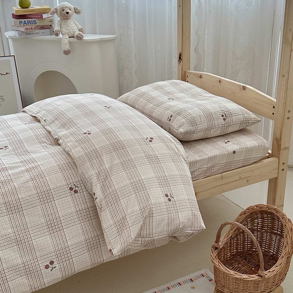 91家纺网 家纺一手货源 找家纺 佰织鑫家居 2025新款独家原创-学生季纯棉夹棉床笠三件套 格子樱桃