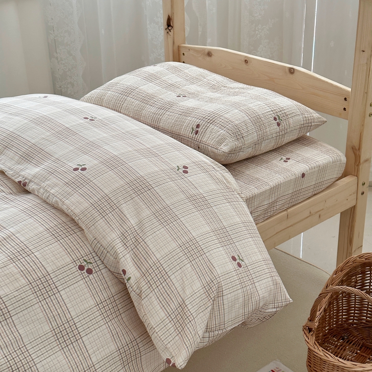 91家纺网 家纺一手货源 找家纺 佰织鑫家居 2025新款独家原创-学生季纯棉夹棉床笠三件套 格子樱桃