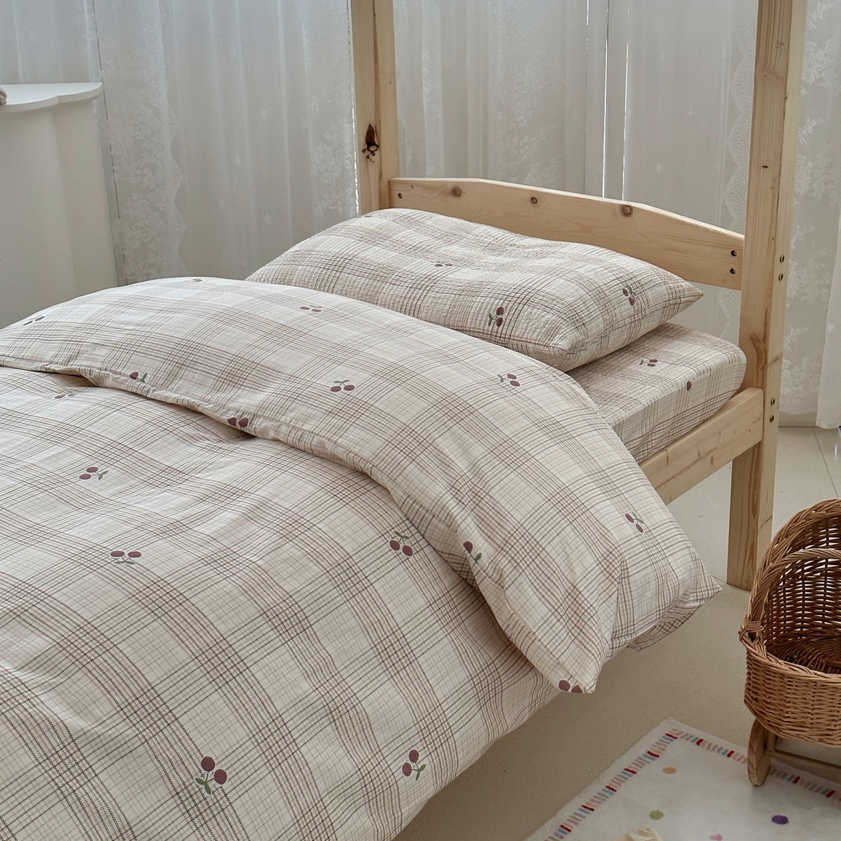 91家纺网 家纺一手货源 找家纺 佰织鑫家居 2025新款独家原创-学生季纯棉夹棉床笠三件套 格子樱桃