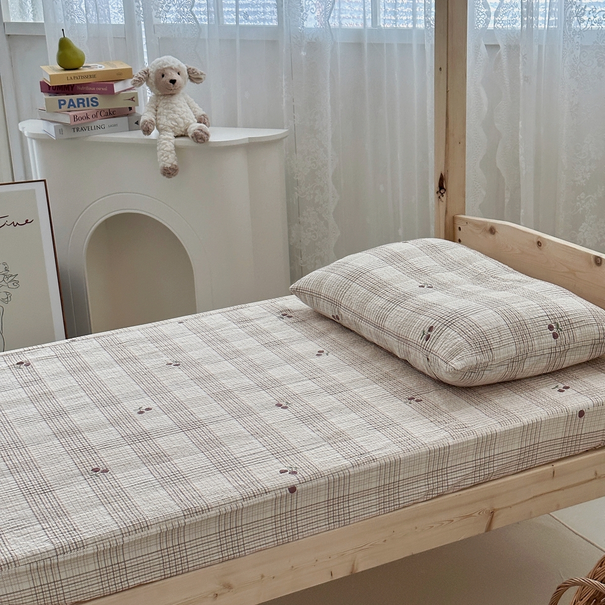 91家纺网 家纺一手货源 找家纺 佰织鑫家居 2025新款独家原创-学生季纯棉夹棉床笠三件套 格子樱桃