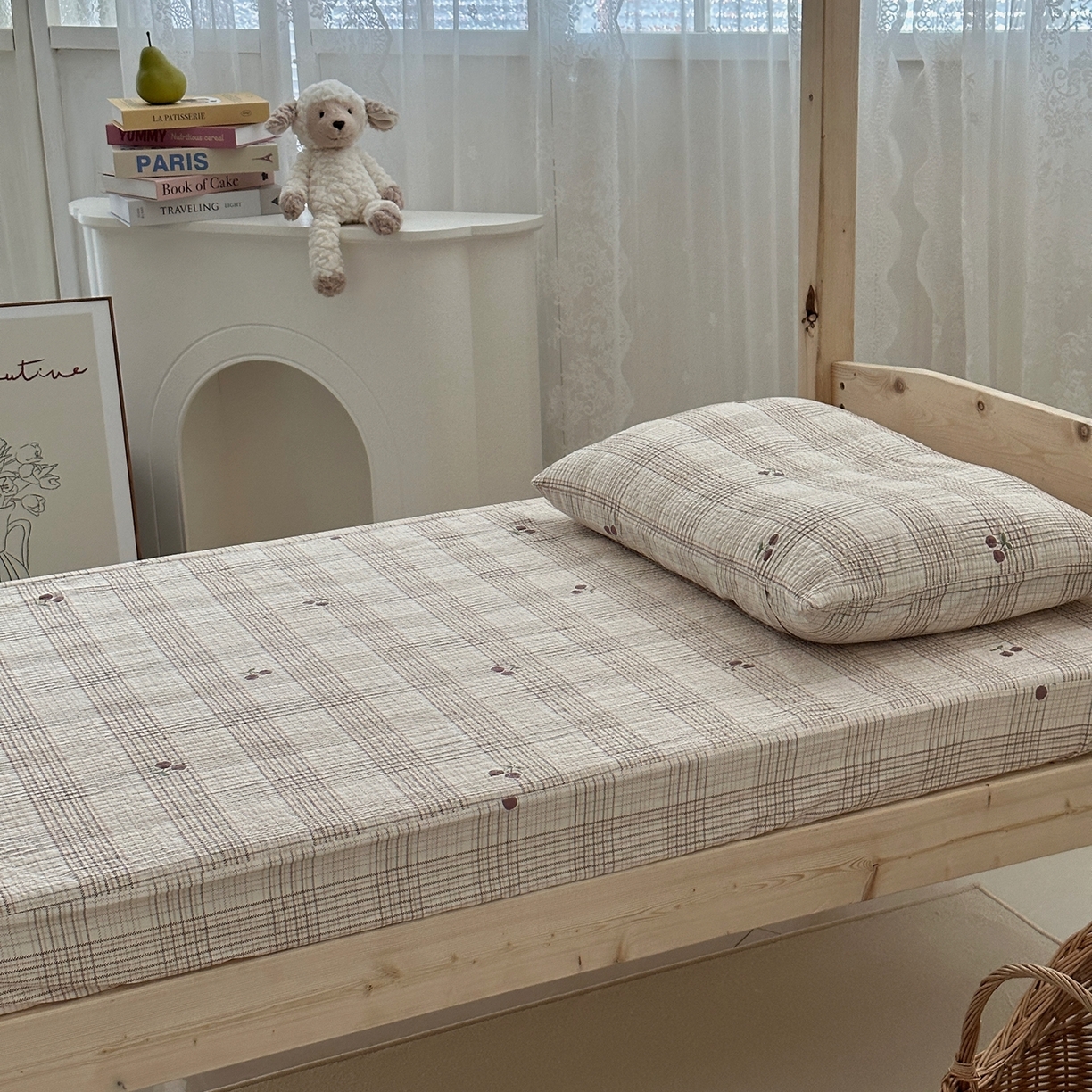 91家纺网 家纺一手货源 找家纺 佰织鑫家居 2025新款独家原创-学生季纯棉夹棉床笠三件套 格子樱桃