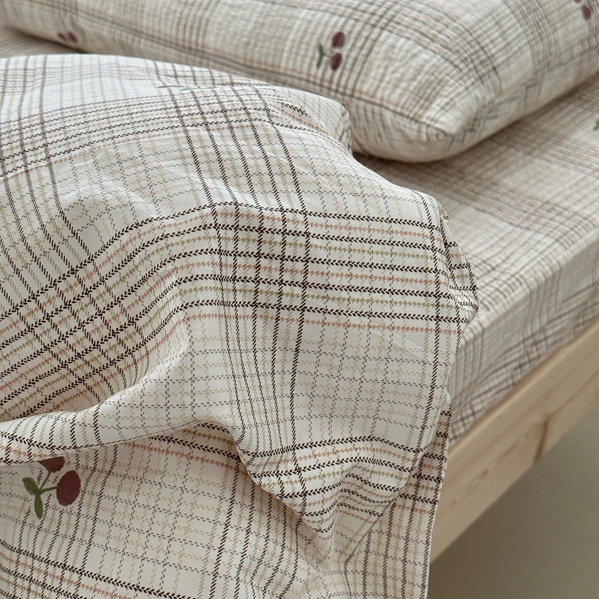 91家纺网 家纺一手货源 找家纺 佰织鑫家居 2025新款独家原创-学生季纯棉夹棉床笠三件套 格子樱桃