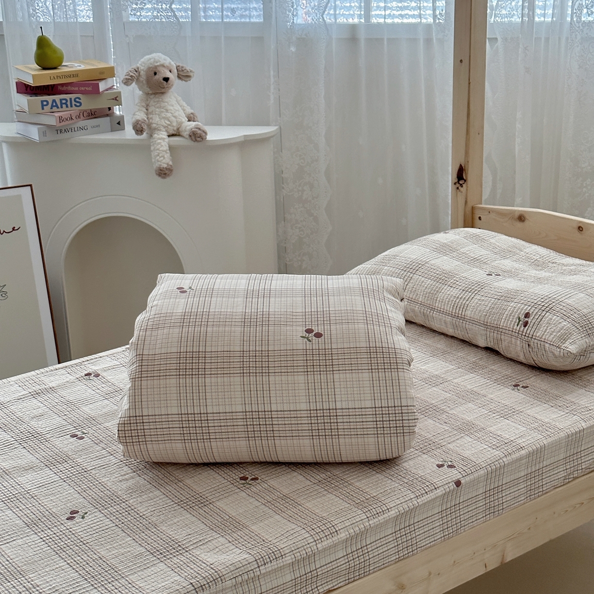 91家纺网 家纺一手货源 找家纺 佰织鑫家居 2025新款独家原创-学生季纯棉夹棉床笠三件套 格子樱桃