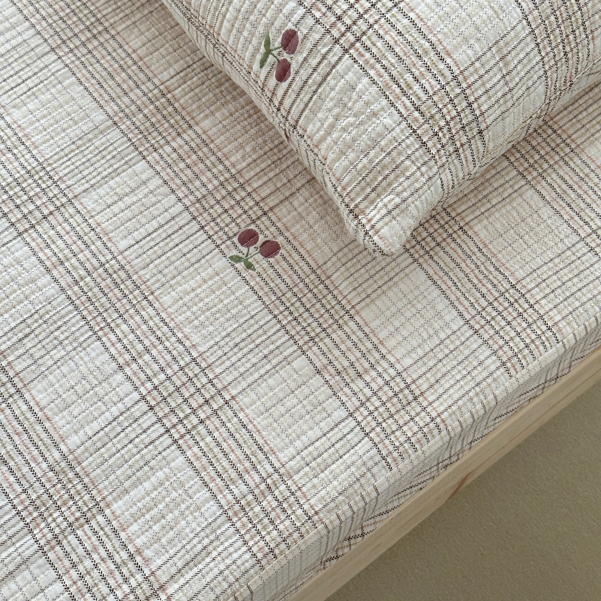 91家纺网 家纺一手货源 找家纺 佰织鑫家居 2025新款独家原创-学生季纯棉夹棉床笠三件套 格子樱桃