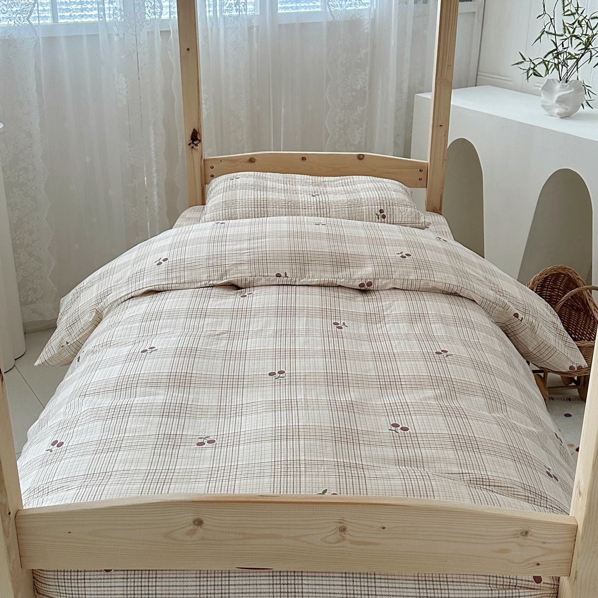 91家纺网 家纺一手货源 找家纺 佰织鑫家居 2025新款独家原创-学生季纯棉夹棉床笠三件套 格子樱桃