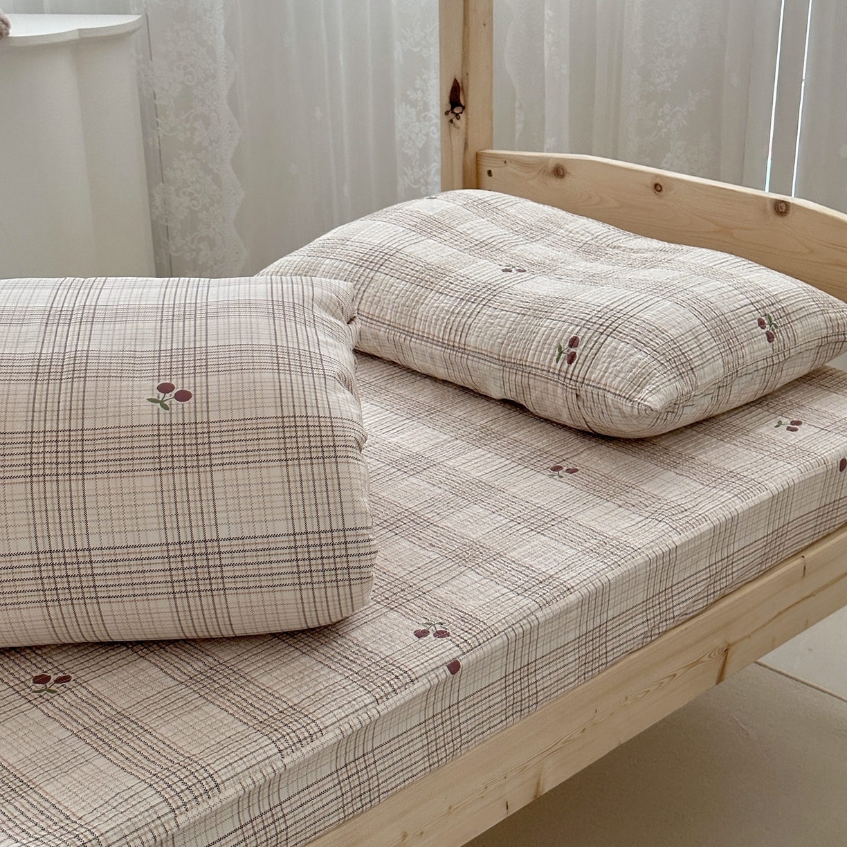 91家纺网 家纺一手货源 找家纺 佰织鑫家居 2025新款独家原创-学生季纯棉夹棉床笠三件套 格子樱桃