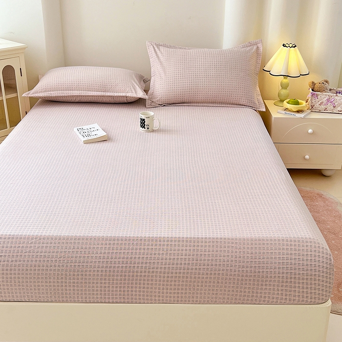 91家纺网 家纺一手货源 找家纺 梦舒羽 2025新款双层纱格子床笠防滑床罩床垫保护套榻榻米宿舍三件套 常规款-莱茵粉格