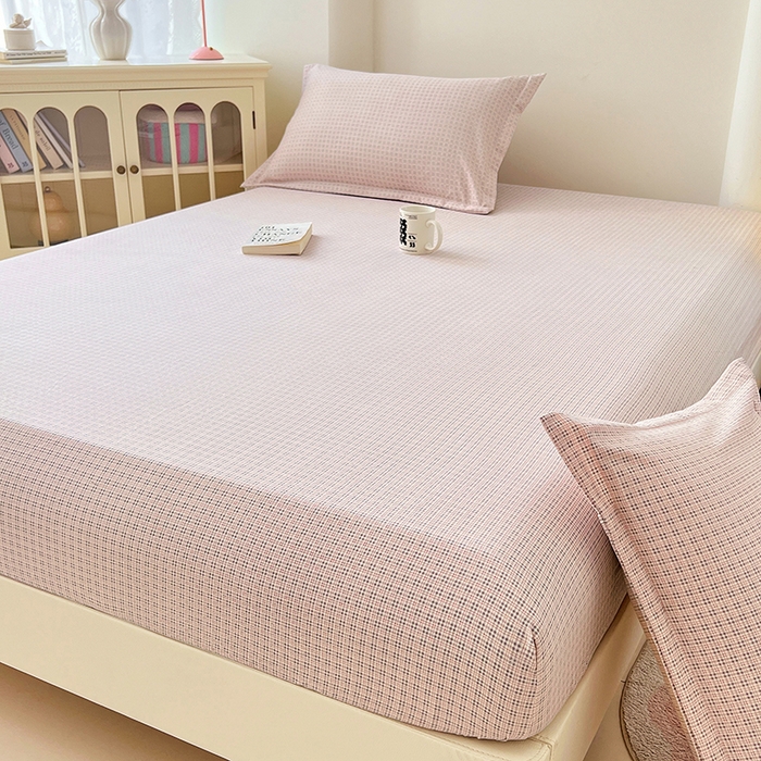 91家纺网 家纺一手货源 找家纺 梦舒羽 2025新款双层纱格子床笠防滑床罩床垫保护套榻榻米宿舍三件套 常规款-莱茵粉格