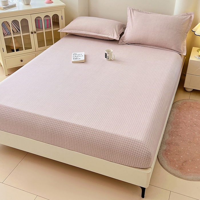 91家纺网 家纺一手货源 找家纺 梦舒羽 2025新款双层纱格子床笠防滑床罩床垫保护套榻榻米宿舍三件套 常规款-莱茵粉格