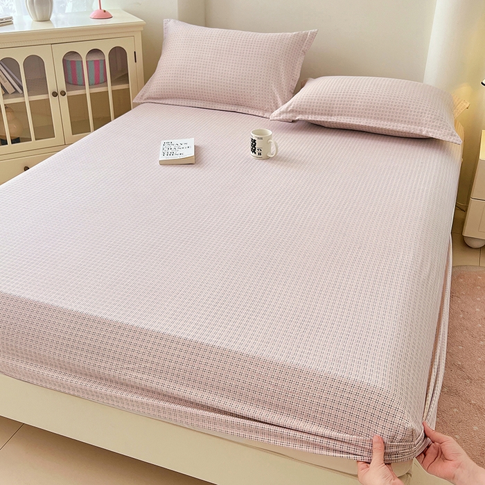 91家纺网 家纺一手货源 找家纺 梦舒羽 2025新款双层纱格子床笠防滑床罩床垫保护套榻榻米宿舍三件套 常规款-莱茵粉格