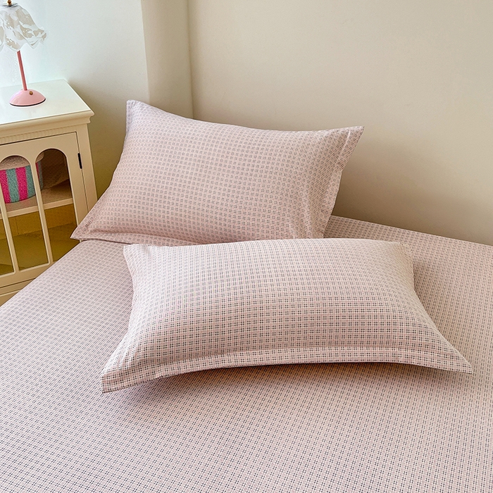 91家纺网 家纺一手货源 找家纺 梦舒羽 2025新款双层纱格子床笠防滑床罩床垫保护套榻榻米宿舍三件套 常规款-莱茵粉格