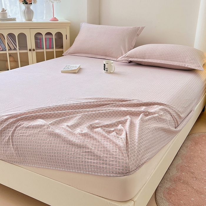 91家纺网 家纺一手货源 找家纺 梦舒羽 2025新款双层纱格子床笠防滑床罩床垫保护套榻榻米宿舍三件套 常规款-莱茵粉格