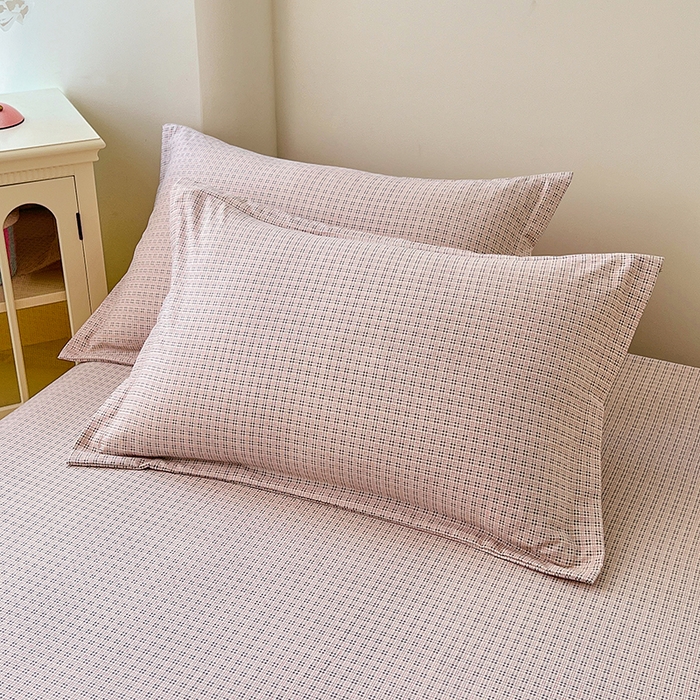 91家纺网 家纺一手货源 找家纺 梦舒羽 2025新款双层纱格子床笠防滑床罩床垫保护套榻榻米宿舍三件套 常规款-莱茵粉格