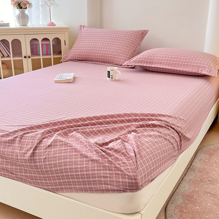 91家纺网 家纺一手货源 找家纺 梦舒羽 2025新款双层纱格子床笠防滑床罩床垫保护套榻榻米宿舍三件套 常规款-落日红格