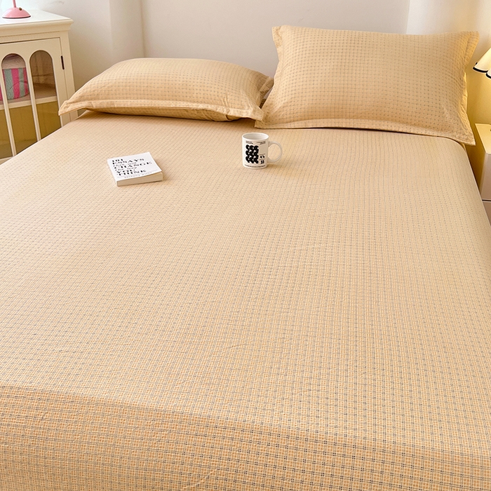 91家纺网 家纺一手货源 找家纺 梦舒羽 2025新款双层纱格子床笠防滑床罩床垫保护套榻榻米宿舍三件套 常规款-秋田黄格